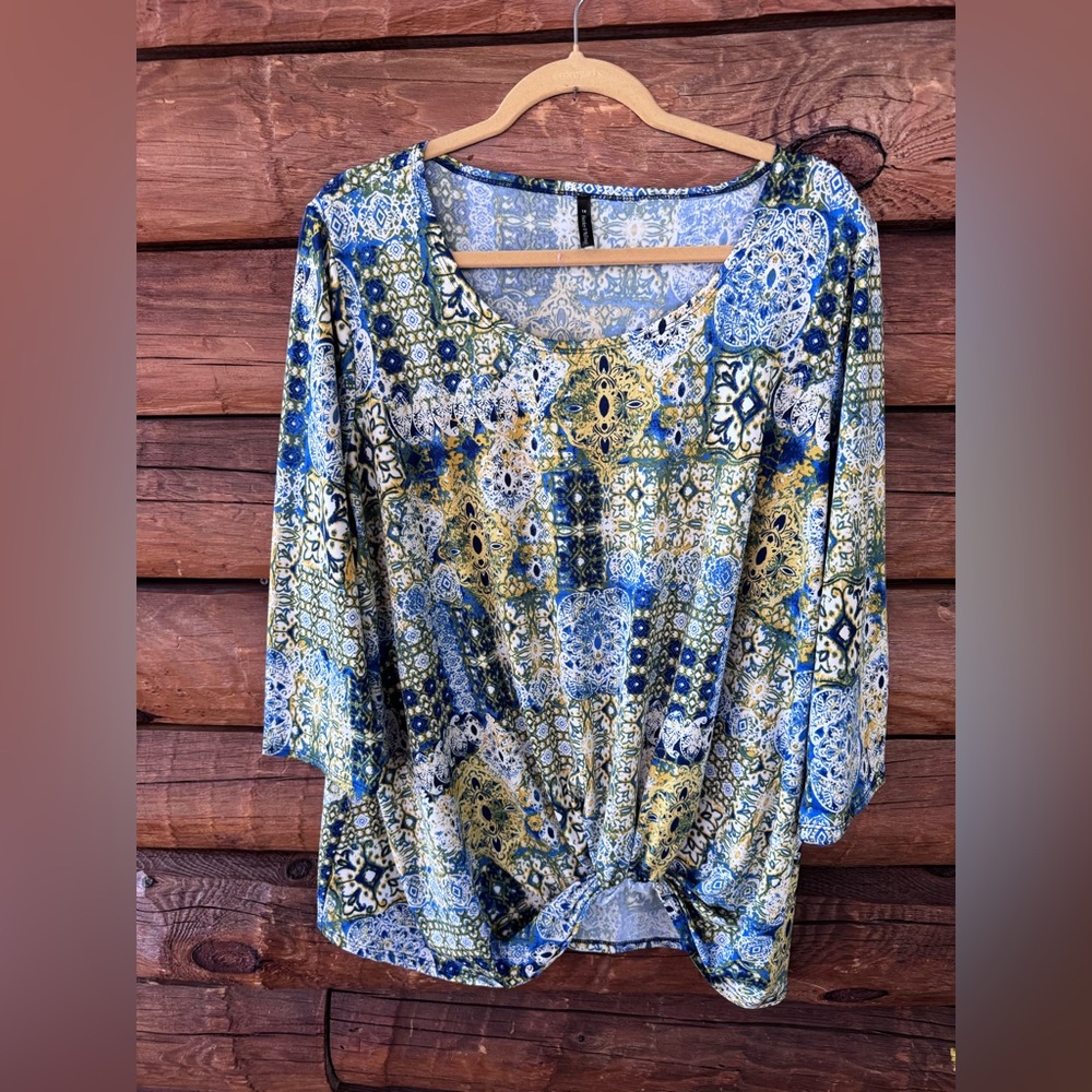 Bleeker & mcdougal size 1x Floral boho top in Blue & Green Mosaic